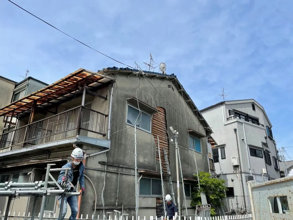 屋根ガルバリウム鋼板に葺替え,外壁修繕,外壁捲れ改修工事に着手