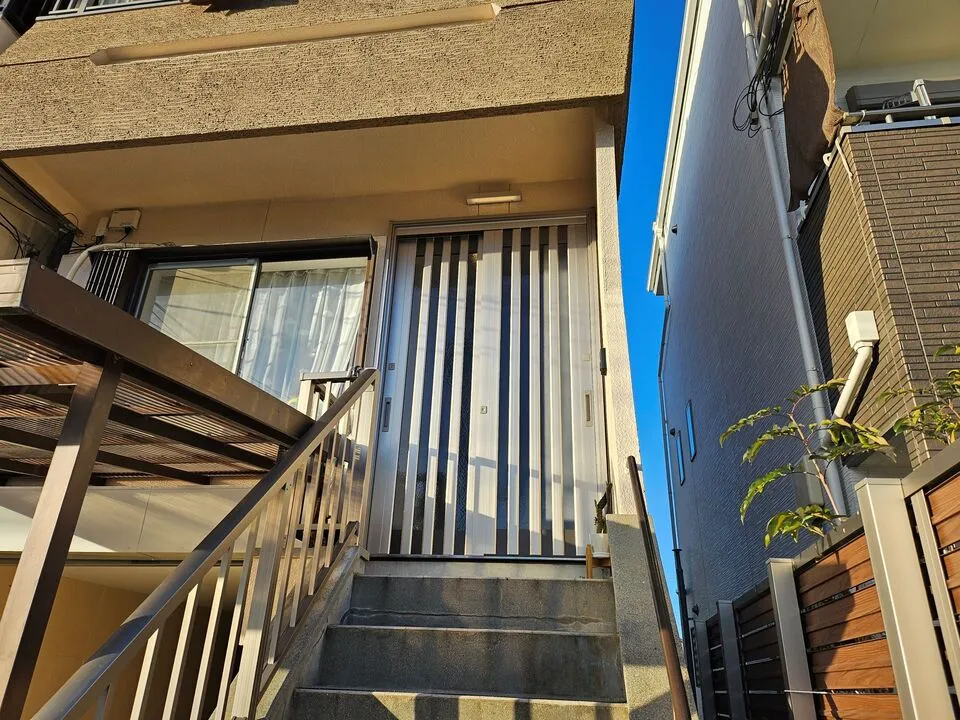 大阪　寝屋川市にて玄関サッシ交換・カバー工法