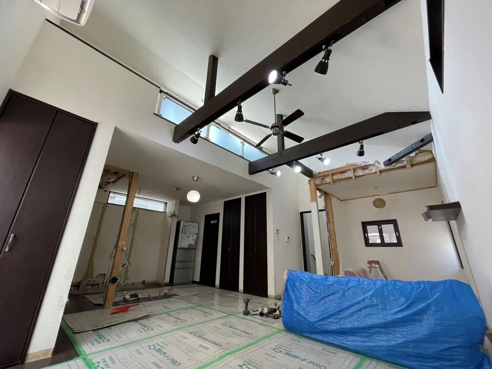 大阪市住之江区にて内装改修工事　システムキッチン移動・新設に着手