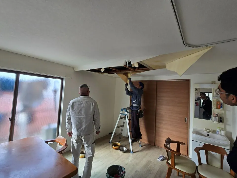 大阪市東成区大今里にて居室リビング天井からの漏水の為　修繕工事を実施　緊急漏水修繕