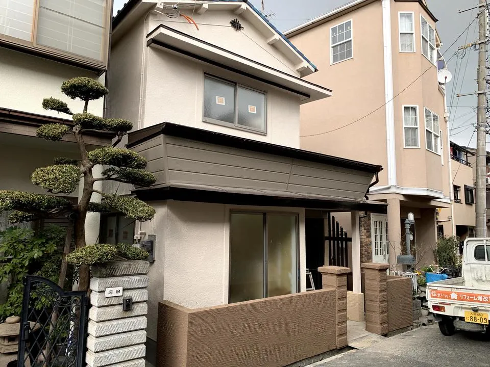 寝屋川市での収益物件全面改修工事で外壁塗装完了です。