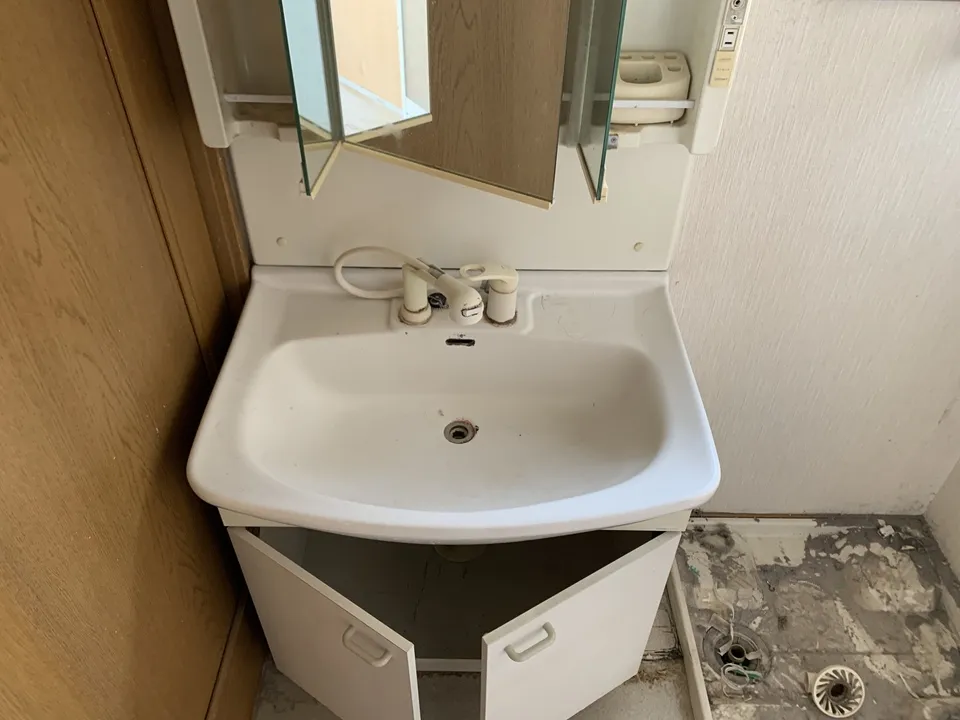 寝屋川市黒原新町にて戸建て住宅内装リフォーム及びシステムキッチン・トイレ・洗面台の入れ替え