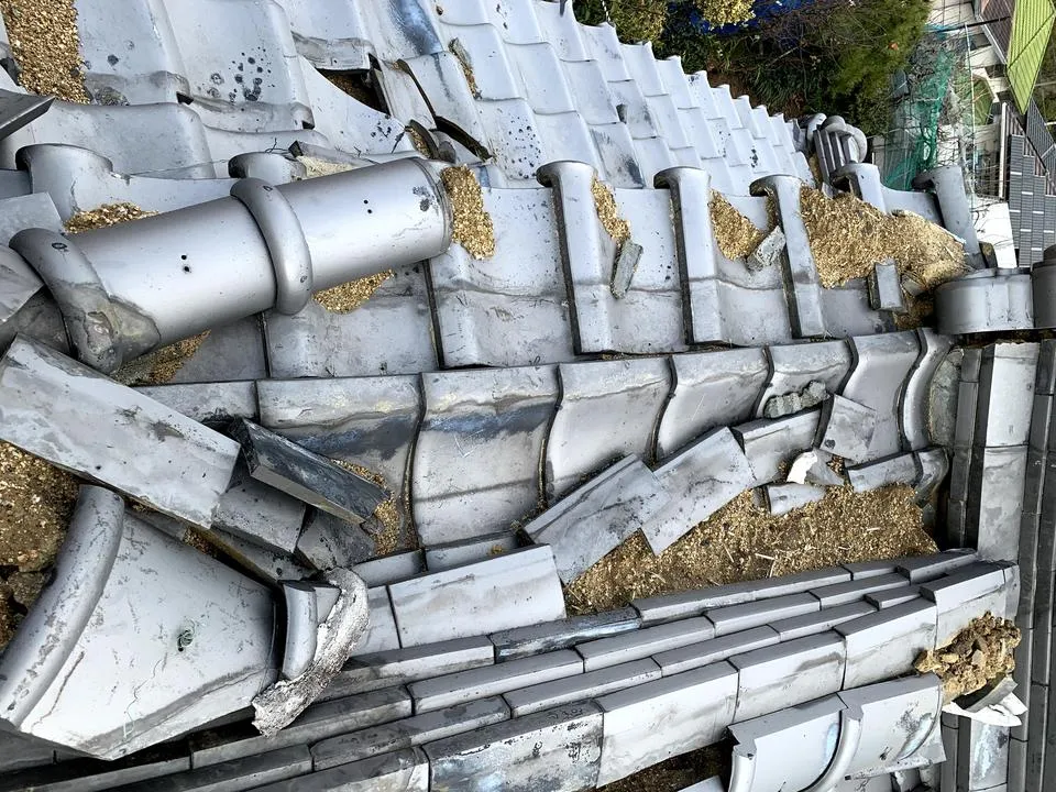 枚方市で入母屋屋根瓦の修繕・復旧工事中