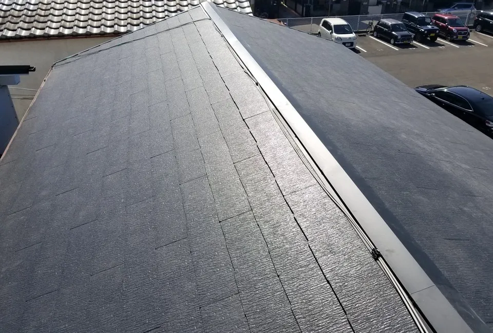 大阪で和瓦（釉薬）からコロニアル（カラーベスト）に葺き替えは屋根工事許可業者