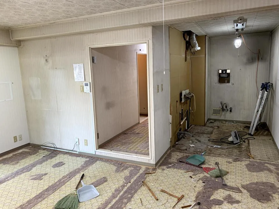 大阪市天満にて残置物撤去からマンションの内装全面改修工事,収益物件フルリフォームまで一貫し