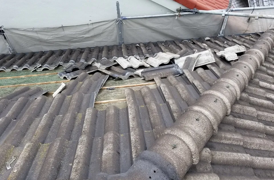 枚方市で台風被害による屋根葺き替え工事中