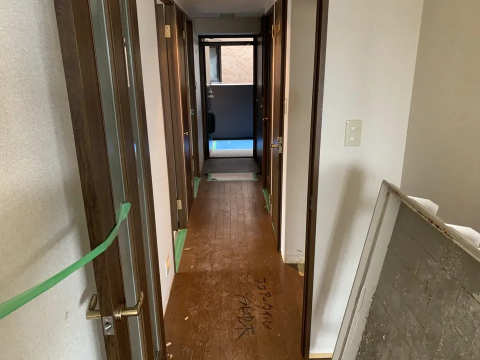 枚方市マンション内装工事に着手致しました。