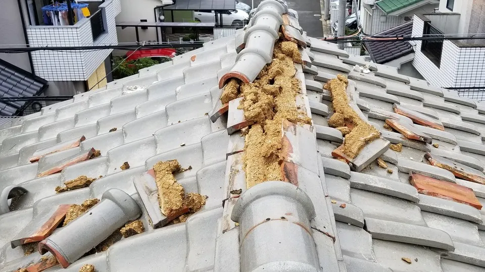 大阪北部地震による屋根修繕・屋根工事は屋根工事許可業者の関西ホームズ株式会社にお任せくださ