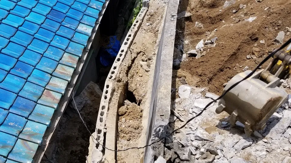 大阪で地震によるブロック塀,擁壁の補強リフォーム,改修新設工事は関西ホームズ株式会社 