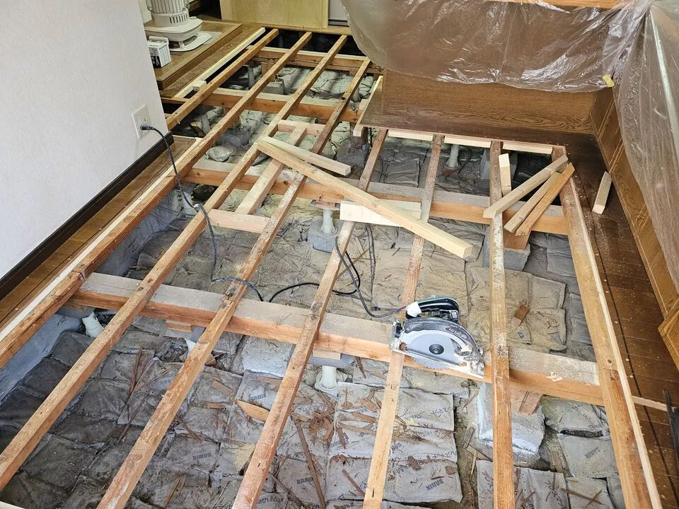 生駒郡にて収益物件木造戸建ての床修繕改修工事