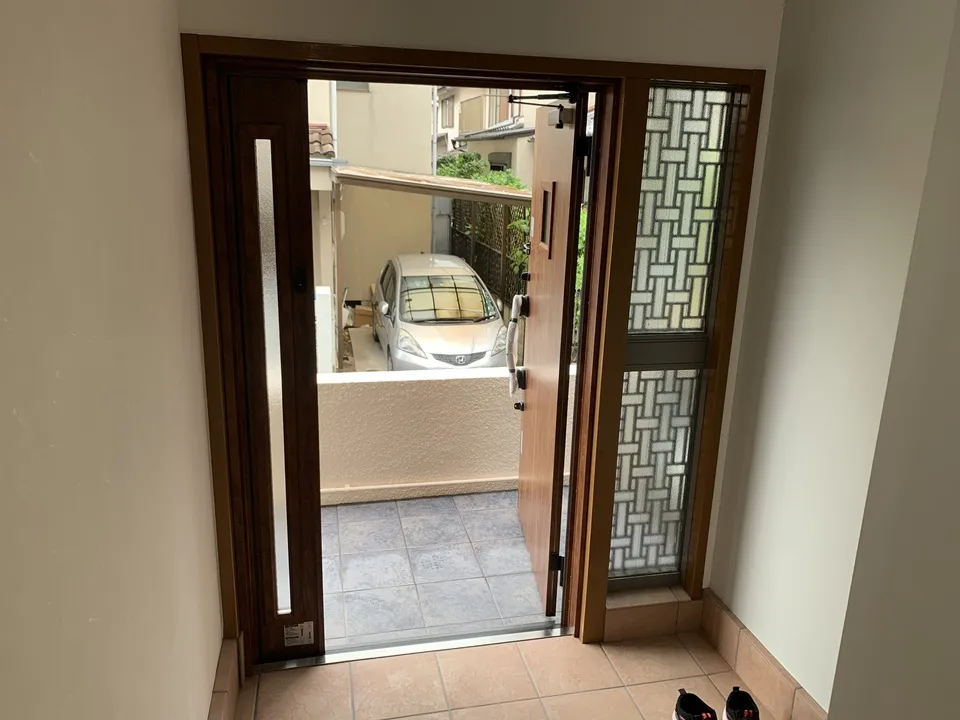 枚方市にて戸建て住宅の内外装リフォーム及び玄関ドア交換・外構工事・タイル張替リフォーム