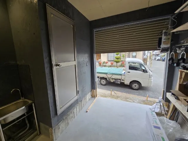 ガレージハウスの最終仕上げ工事中