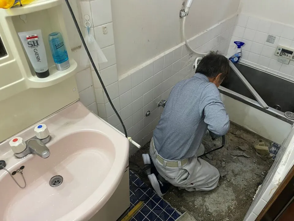 都島区にて家屋修繕工事・庇改修・波板張り替え・浴室タイル張り替え