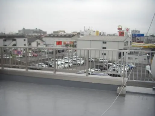 大阪でエクステリア工事は関西ホームズにお任せ!屋上アルミ手すりの取り付け