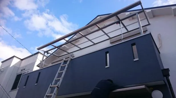 門真市でエクステリア【ベランダテラス屋根】玄関庇の取り付けリフォームは関西ホームズ株式会社