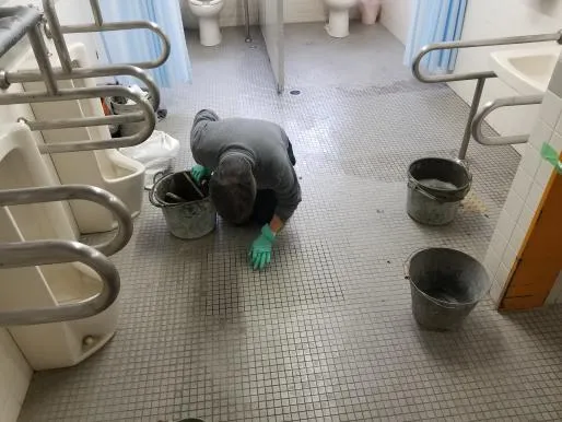 特別養護老人ホームのトイレ床のタイル修繕リフォーム,大阪でタイルの張替修繕は関西ホームズ株式会社
