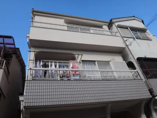 大阪、京阪沿線枚方市での最安値高品質な外壁塗装を目指す関西ホームズ株式会社 写真1