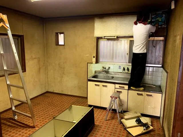 枚方市にて住宅リフォーム,浴室タイル,浴槽リフォーム,内装表層リフォーム,キッチン交換等々 写真2