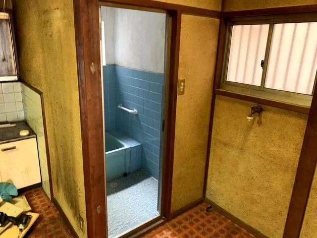 枚方市にて住宅リフォーム,浴室タイル,浴槽リフォーム,内装表層リフォーム,キッチン交換等々 写真4