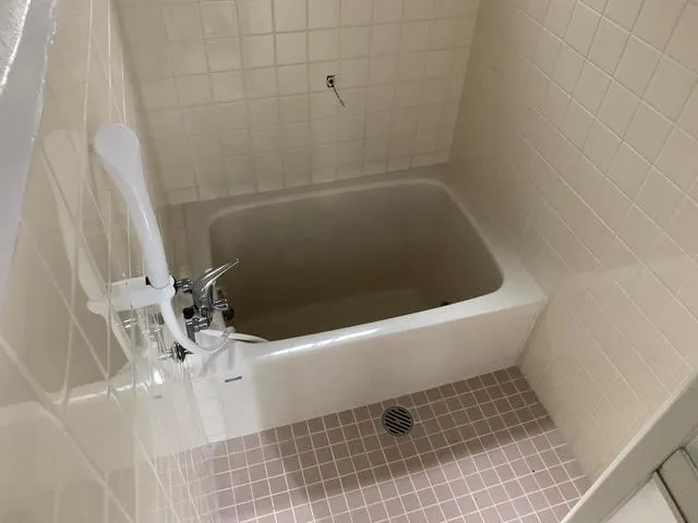 枚方市にて住宅リフォーム,浴室タイル,浴槽リフォーム,内装表層リフォーム,キッチン交換等々 写真5