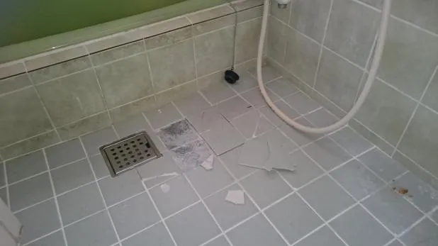 大阪で玄関,トイレ,浴室など水廻りのタイル補修,修繕,張替えは大阪最安値関西ホームズ」にお任せ! 写真2