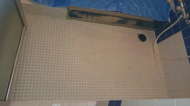 京阪沿線枚方市での浴室床タイル貼り工事 写真1