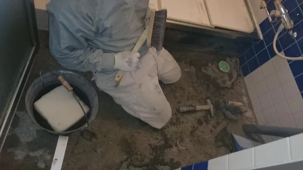 京阪沿線枚方市での浴室床タイル貼り工事 写真2