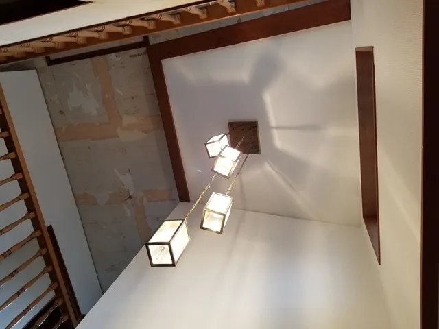 枚方市での内装クロス張替工事,吹き抜けのクロス張替は関西ホームズ株式会社にお任せください。 写真4