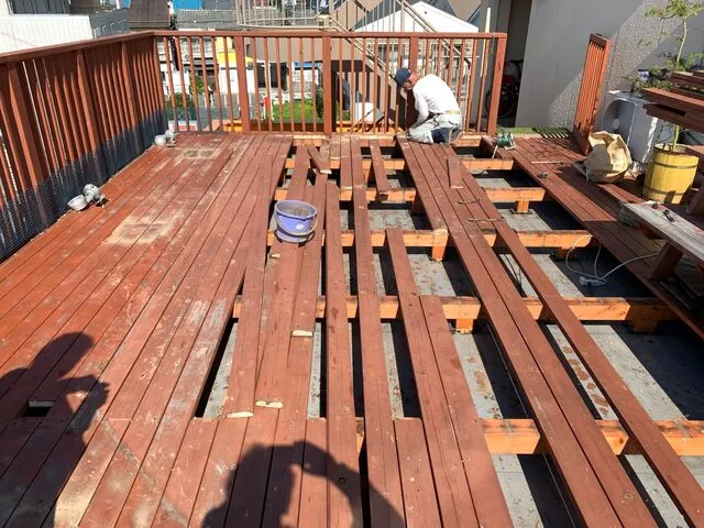 屋上ウッドデッキの保守　防水工事