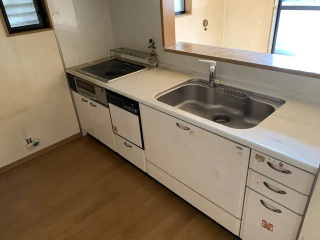 寝屋川市黒原新町にて3階建戸建て住宅内装リフォーム及びシステムキッチン・トイレ・洗面台の入れ替え工事 写真1