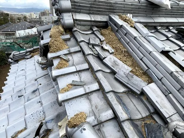 枚方市で入母屋瓦屋根の修繕工事,地震による瓦のズレや棟の積み替え,屋根瓦復旧工事