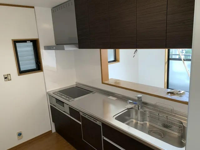 寝屋川市黒原新町にて3階建戸建て住宅内装リフォーム及びシステムキッチン・トイレ・洗面台の入れ替え工事 写真3