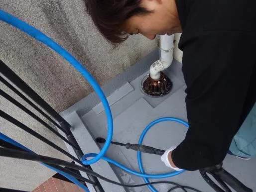 大阪排水管清掃,雨どい清掃,詰まり解消は関西ホームズにお任せ 写真1