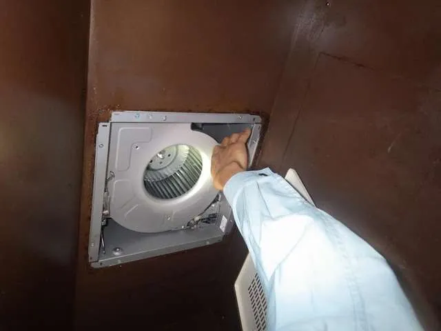 大阪府高槻市アパート・ハイツ収益物件キッチン換気扇(シロッコファアン)の交換 写真5