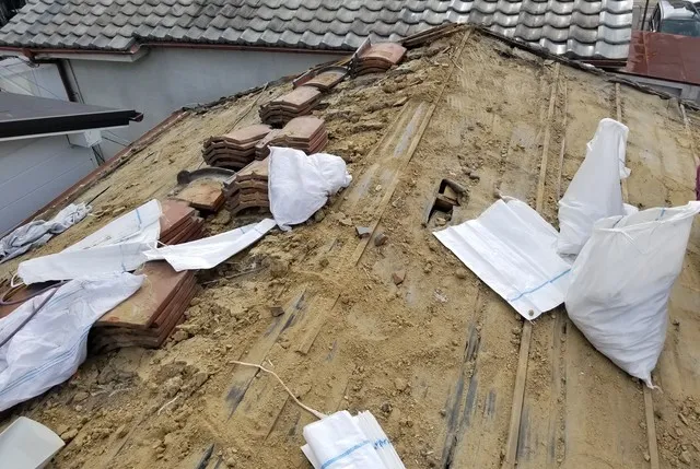 大阪で台風被害による屋根葺き替え・ベランダエクステリア工事・瓦修繕・雨漏り修繕は経験と実績の豊富な関西ホームズ株式会社