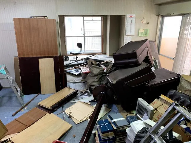 大阪市天満にて残置物撤去からマンションの内装全面改修工事,収益物件フルリフォームまで一貫してお任せ。