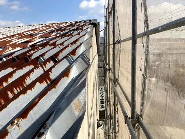 大阪の工場,倉庫の鋼鈑,折板屋根塗装,雨樋取り換え,雨樋修繕は関西ホームズ株式会社