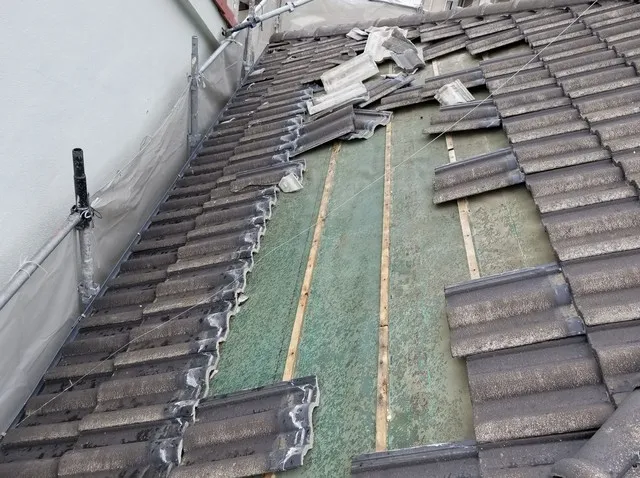 台風による屋根の修繕及び葺き替え・外壁塗装改修工事　枚方市でカラーベスト軽量瓦に葺き替え
