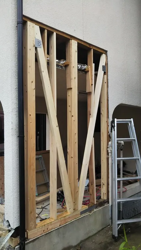 大阪地震による被害で木構造軸組補強,耐力壁設置,構造金物,壁量の増設の改修工事です。耐震補強や壁量の強化,修繕は関西ホームズ株式会社