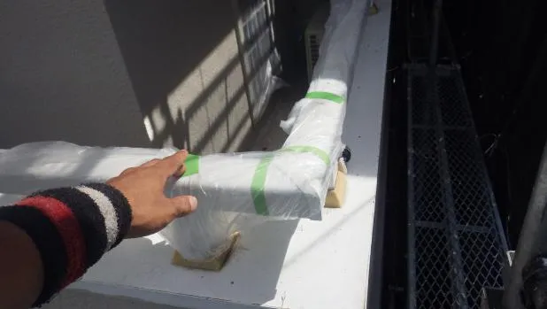 京阪沿線枚方市でバルコニー,ベランダ手すりの修繕,笠木鈑金リフォーム工事 写真1