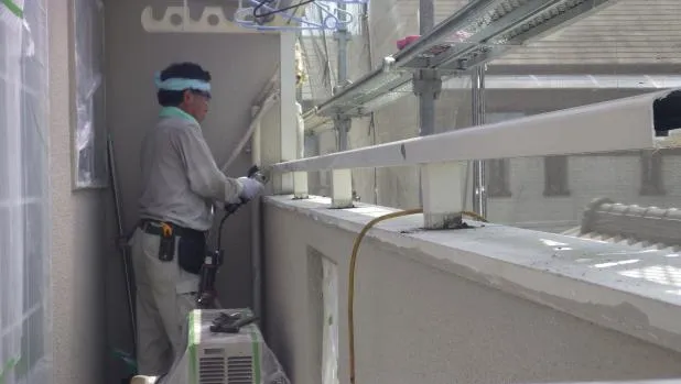 京阪沿線枚方市でバルコニー,ベランダ手すりの修繕,笠木鈑金リフォーム工事 写真2