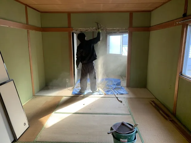 守口市藤田町での収益連棟住宅の内装改修工事です。和室を洋間（床）に変更等々の収益物件リフォーム　