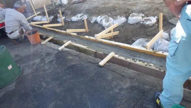 京阪沿線寝屋川市での側溝立ち上がり工事,寝屋川市でのリフォームは関西ホームズにお任せ!