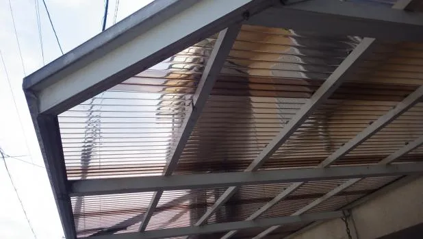 JR沿線四条畷市 波板交換改修工事 リフォームバリュー価格で展開 写真1