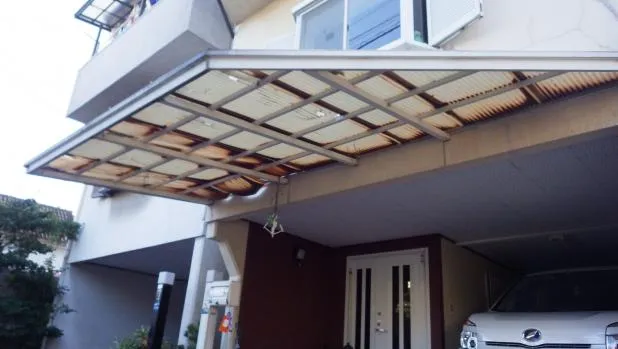 JR沿線四条畷市 波板交換改修工事 リフォームバリュー価格で展開 写真2