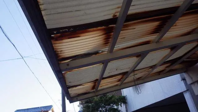 JR沿線四条畷市 波板交換改修工事 リフォームバリュー価格で展開 写真3