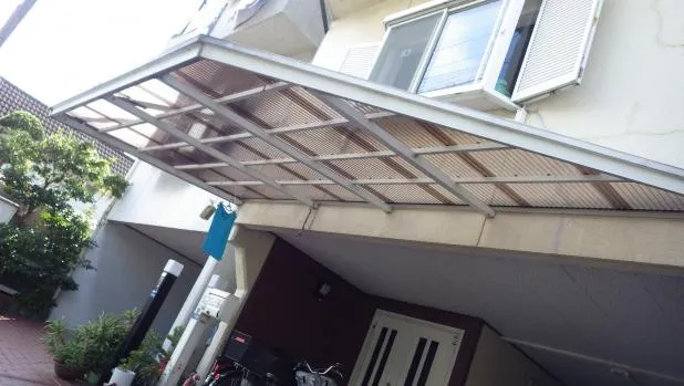 JR沿線四条畷市 波板交換改修工事 リフォームバリュー価格で展開 写真4