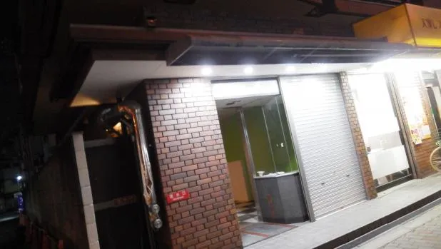 京阪沿線都島区、テナント工事、軒天上塗装、LEDダウンライト施工、店舗リフォーム