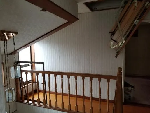 枚方市での内装クロス張替工事,吹き抜けのクロス張替は関西ホームズ株式会社にお任せください。 写真1