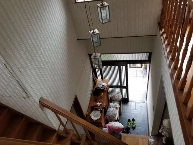 枚方市での内装クロス張替工事,吹き抜けのクロス張替は関西ホームズ株式会社にお任せください。 写真3